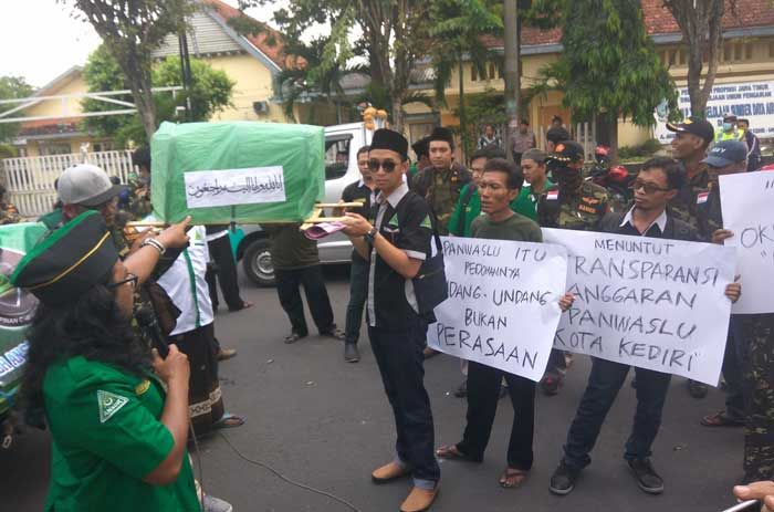 Tuntut Transparansi, Puluhan Massa GP Ansor Kediri Datangi Panwaslu