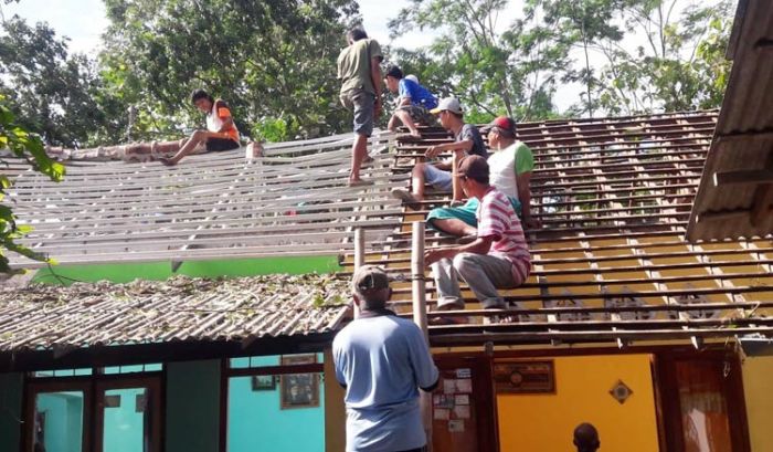 17 Rumah Rusak Berat Akibat Angin Kencang, Warga dan BPBD Gotong Royong