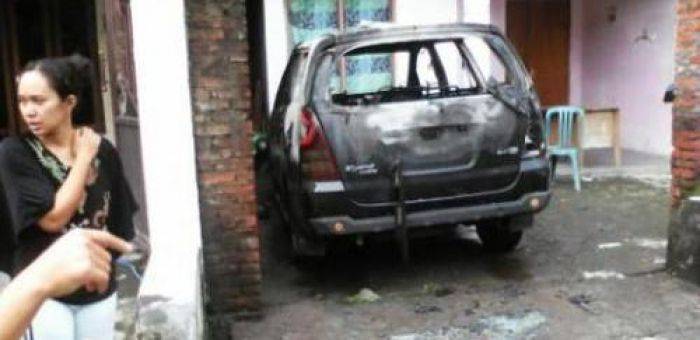 Mobil Dinas BLH Sidoarjo Dibakar