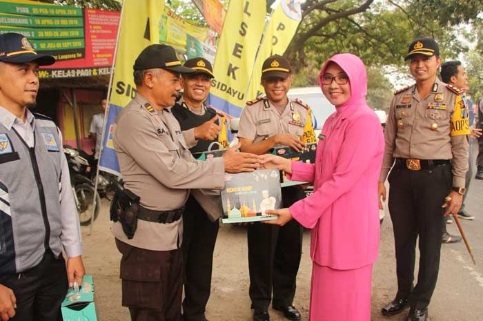 Kapolres Gresik Berikan Bingkisan kepada Petugas Pos Pam Lebaran