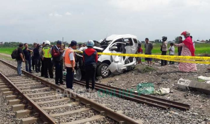 Mobil Tertabrak Kereta di Perlintasan KA Tanpa Palang Pintu Sidoarjo, Sopir Selamat