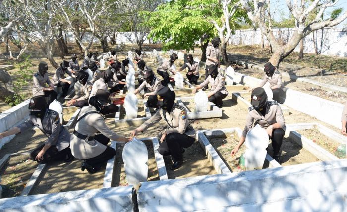 Sambut Hari Jadi Polwan ke-73, Polwan Polres Pamekasan Upacara dan Ziarah Tabur Bunga di TMP