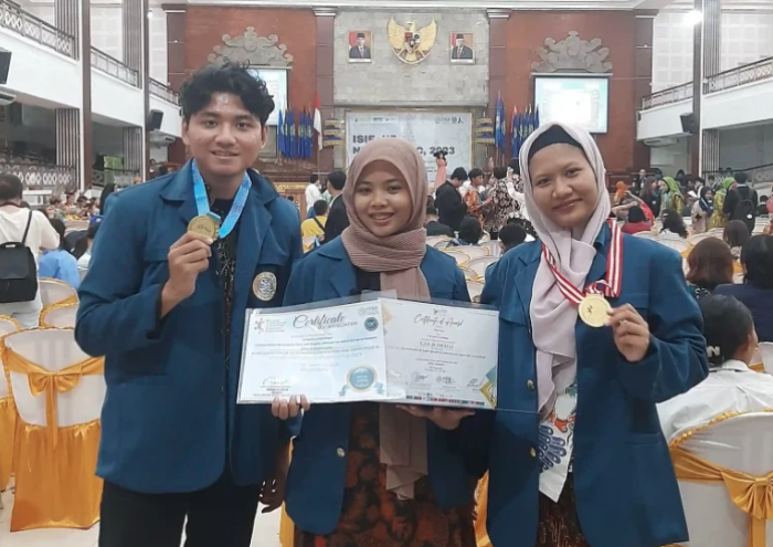 Mahasiswa Unair Sabet Penghargaan Internasional Berkat Inovasi Parem Tempel Obat Osteoarthritis