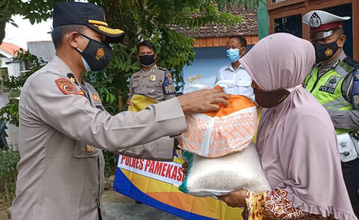 Polres Pamekasan Bagikan Sembako Kepada Warga Kurang Mampu dan Terdampak Covid-19