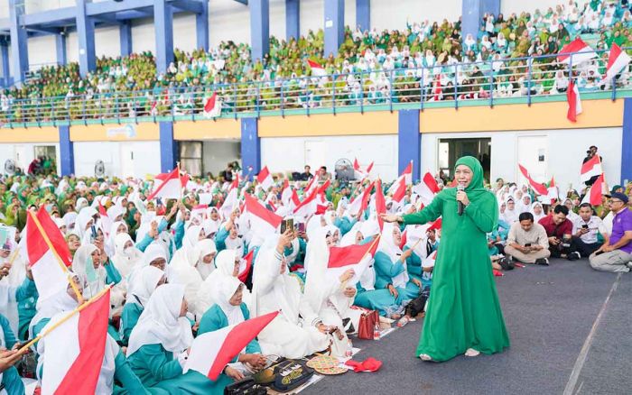 Di Istighosah Kubro Muslimat NU Lamongan, Khofifah Bagikan Bendera Merah Putih