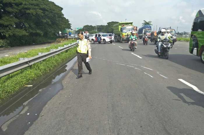 Pasutri PNS Pemprov Jatim Tewas Terlindas Truk di Raya Medaeng