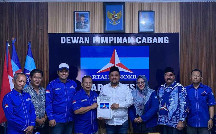 Maju Pilkada Gresik 2024, Gus Yani dan Bu Min Daftar ke Demokrat