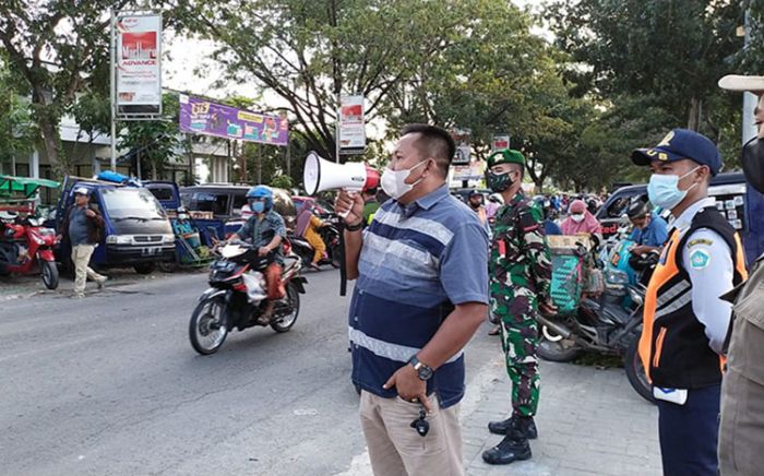 Direktur Perumda Pasar Lamongan Pantau Pelaksanaan PPKM Darurat di Pasar Rakyat Sidomulyo