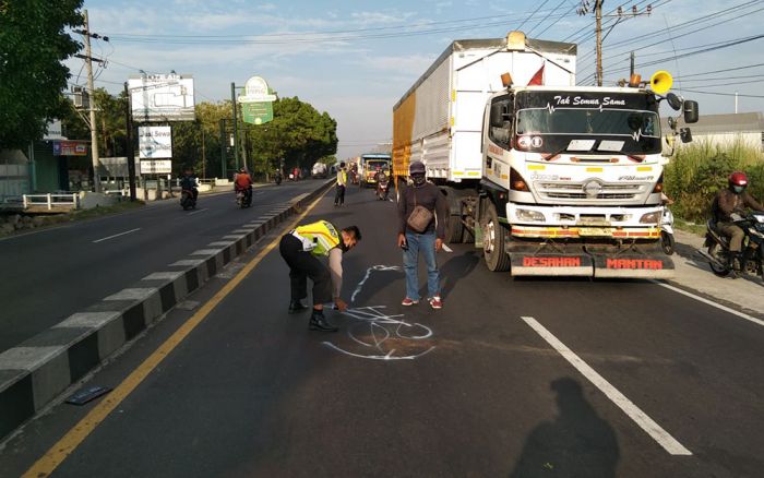 Tabrak Pantat Truk, Warga Sidoarjo Tewas