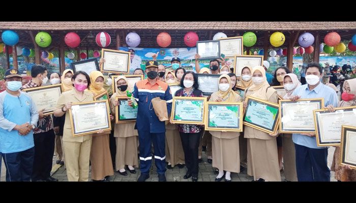 Peringati HPSN, Wali Kota Madiun Serahkan Penghargaan Adiwiyata dan Bantuan Gerobak Sampah