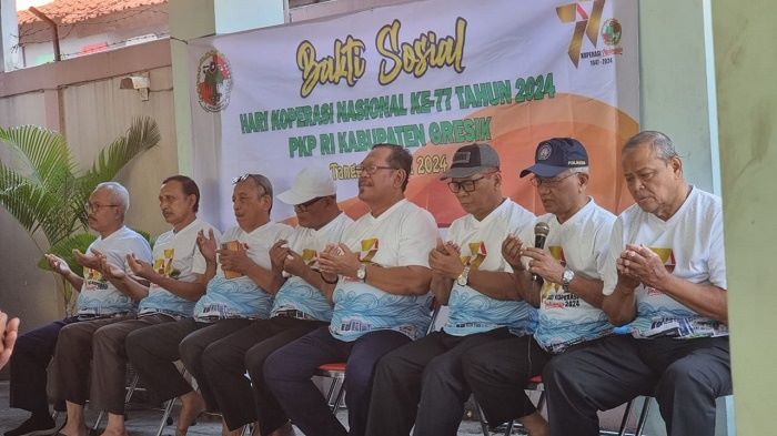 Peringati Harkopnas ke-77, PKP RI Gresik Berbagi Sembako pada 100 Abang Becak