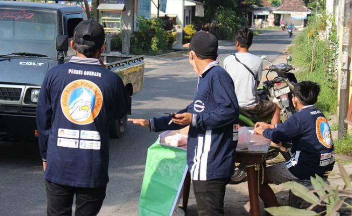 Berbagi di Tengah Pandemi, Karang Taruna Desa Gondang Kediri Bagikan Nasbung Gratis