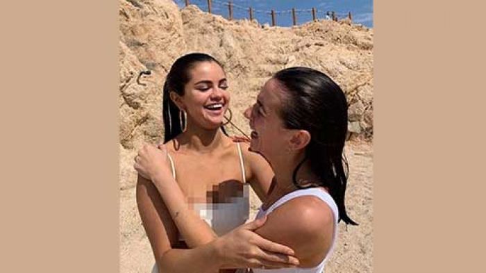 Mengenakan Bikini, Selena Gomez Hura-hura di Pantai