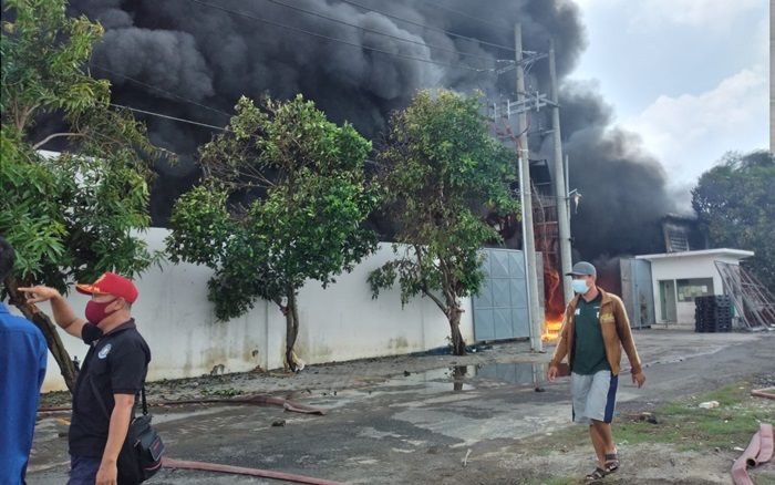 Pabrik Palet di Tanggulangin Sidoarjo Terbakar Hebat, Bagian Depan dan Belakang Ambruk