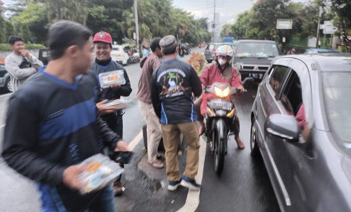 Peduli Sesama di Bulan Ramadan, Asosiasi Peternak Kelinci Kota Batu Bagi-Bagi Takjil