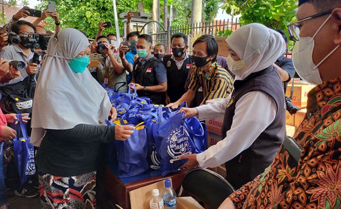 ​Tinjau Operasi Pasar Minyak Goreng di Kota Blitar, Gubernur Khofifah Bilang Begini