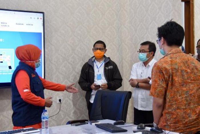 ​Bagikan 75 HP, Gubernur Khofifah Sulap Rumah Dinas Jadi Posko Command Center Covid-19