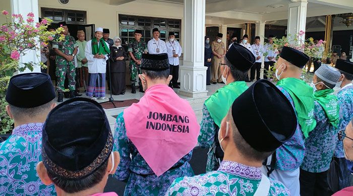 Bupati Jombang Lepas Keberangkatan 27 CJH Kloter 33