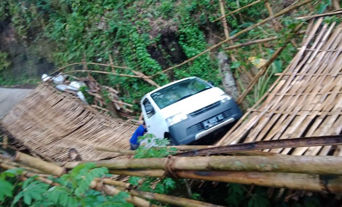 Ikuti Google Maps, Pikap di Blitar Nyaris Terperosok ke Sungai