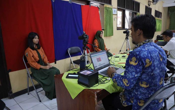 Jemput Bola Wajib KTP-El Pemula, Dispendukcapil Kota Kediri Keliling Sekolah