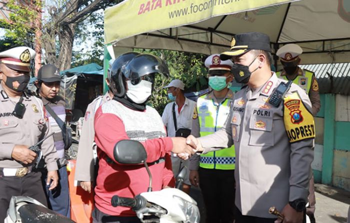 Peduli Keselamatan Pengendara, Polresta Sidoarjo Bagikan Helm Gratis