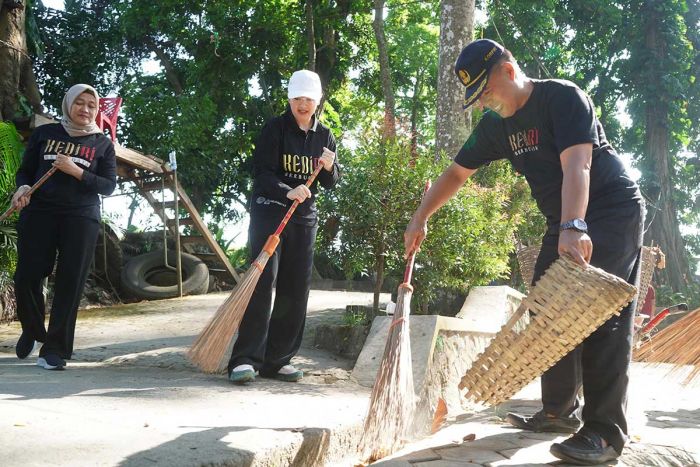 Cegah Demam Berdarah, Mbak Cicha Ajak Ratusan Kader PKK Kediri Kerja Bakti