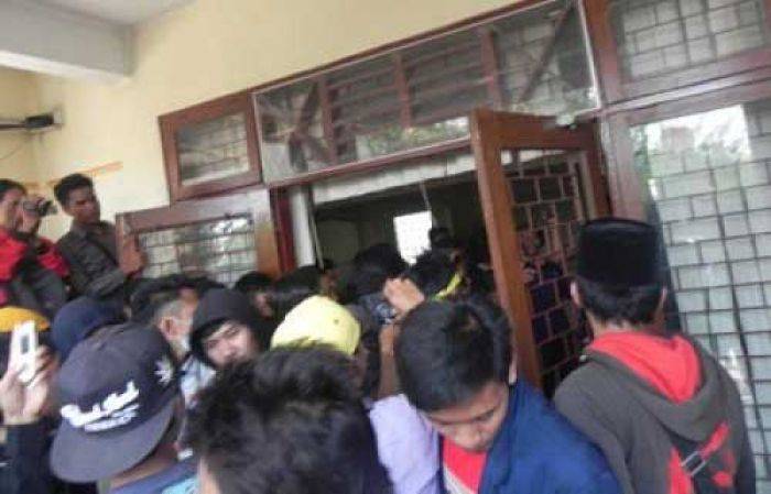 Tak Ditemui Ketua, Mahasiswa STAIN Pamekasan Rusak Kampus