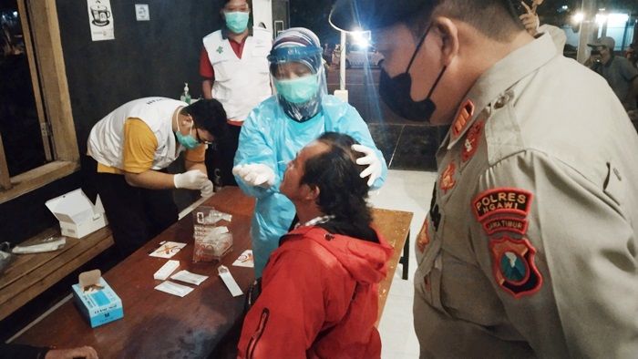 Awasi Covid-19 dan Deteksi Dini Varian Omicron, Petugas Gabungan di Ngawi Lakukan Tes Swab PCR Acak