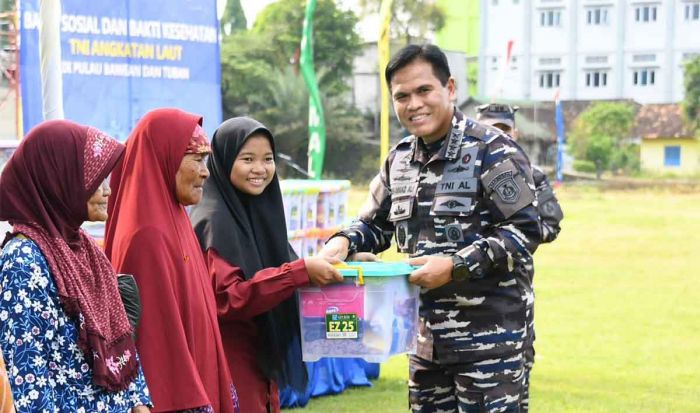 Peduli Gempa Tuban, TNI AL Bagikan 1.000 Paket hingga Pendampingan Trauma Healing