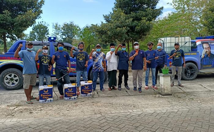 Tekan Sebaran Covid-19, NasDem Gresik Blusukan ke Desa-desa Bagikan APD dan Semprot Disinfektan