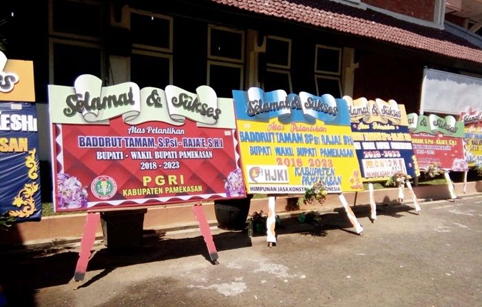 Puluhan Karangan Bunga Ucapan Selamat Hiasi Kantor Pemkab Pamekasan