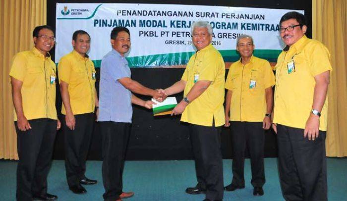 Petrokimia Gresik Salurkan Modal Kerja dan Bantu Kesehatan Warga Sekitar