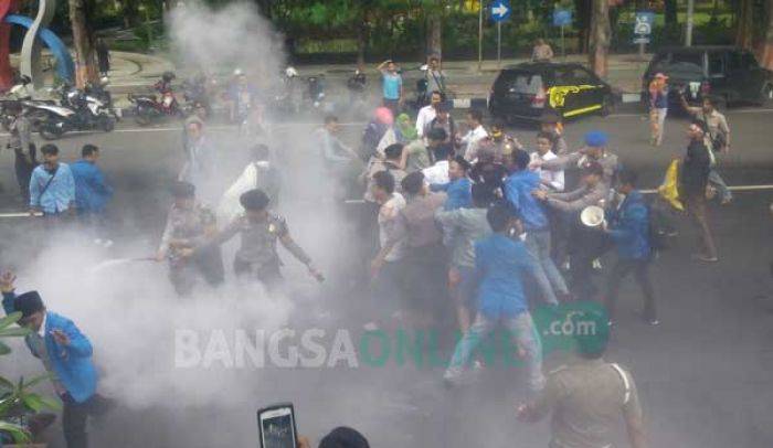 Sesalkan Tindakan Represif Polisi, Ketua PMII Bojonegoro: Polisi Kelewatan