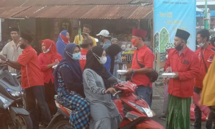 Bantu Sesama, PAC PDIP Bungah Gresik Bagikan Ratusan Takjil kepada Pengguna Jalan