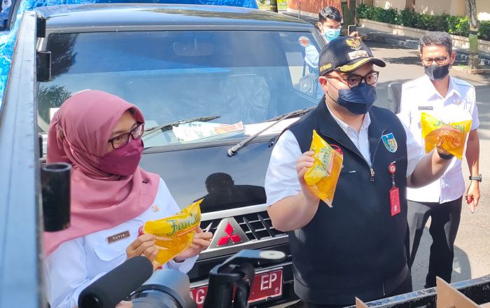 Bupati Kediri Distribusikan 7.200 Liter Minyak Goreng ke 12 Pasar Tradisional di Kabupaten Kediri