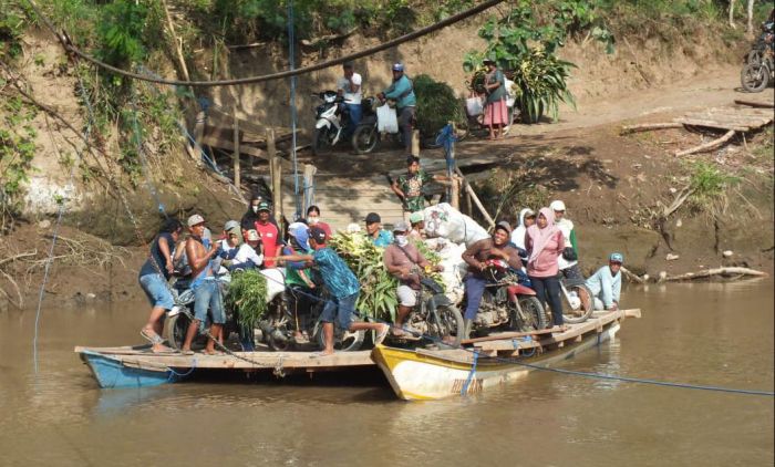 Jembatan Ambrol, Warga Dua Desa di Jember ini Terpaksa Gunakan Rakit untuk Seberangi Sungai