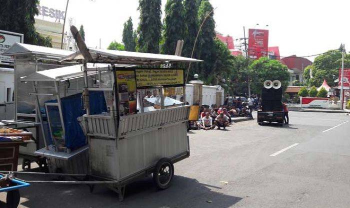 Demo di DPRD, PKL Eks Bundaran GKB Merasa Ditelantarkan