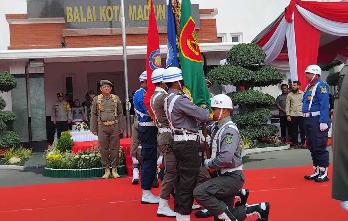 Kirab Pataka Jer Basuki Mawa Beya Tiba di Balai Kota Madiun