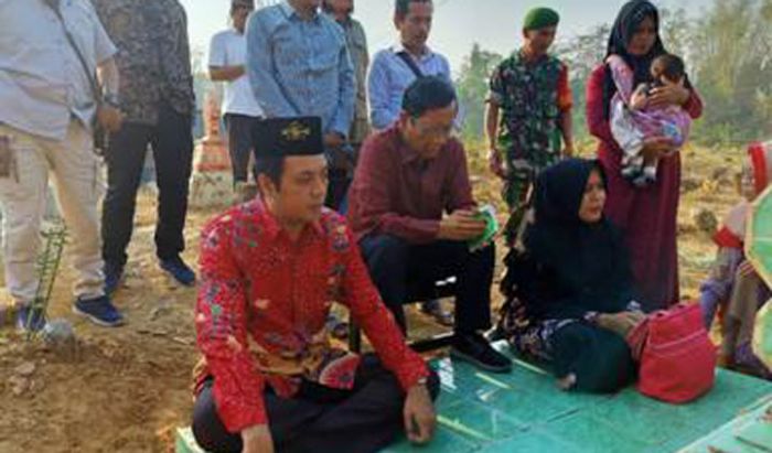 ​Ziarah ke Makam Orang Tua di Madura, Menkopolhukam Mahfud MD Pimpin Tahlil Sendiri