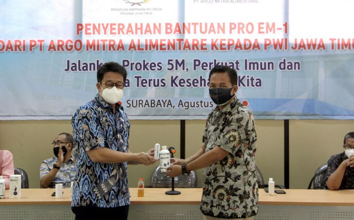 Bantu Penanganan Covid-19, Produsen Probiotik Bantu 168 botol Proem1 Kepada PWI Jatim