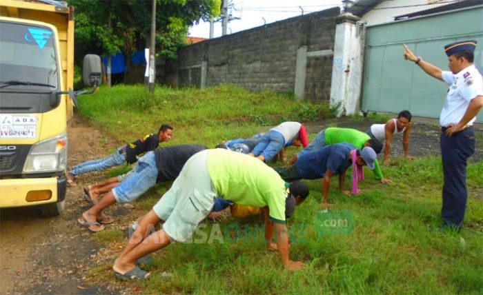 Langgar Larangan Jam Operasi di Gresik, Sopir Dump Truk Dihukum Push Up