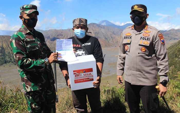 ​Kapolres Pasuruan Pimpin Penyaluran Bansos dan Vaksinasi Pelaku Wisata Bromo