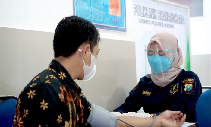 Bantu Pemerintah, Pemohon SIM di Polres Kediri Divaksin Covid-19