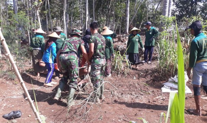 Ibu-ibu Kedungsalam Berdampingan dengan TNI, Pungut Kerikil untuk Material Program TMMD