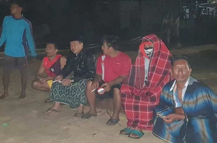 Gelombang Tinggi, 6 Kapal Tongkang Terdampar di Perairan Tuban