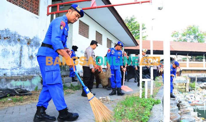 Polres Gresik Ajak Pelajar dan Warga Bersih-bersih di Pantai