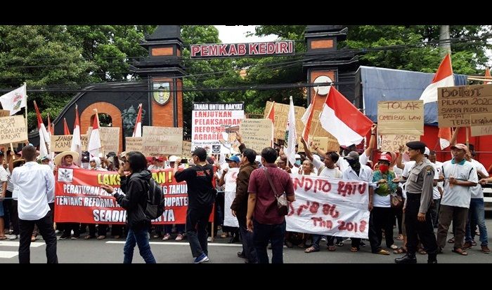 Ratusan Warga Babatan Datangi DPRD Kediri Tuntut Tanah yang Dikuasai PTPN XII Dikembalikan