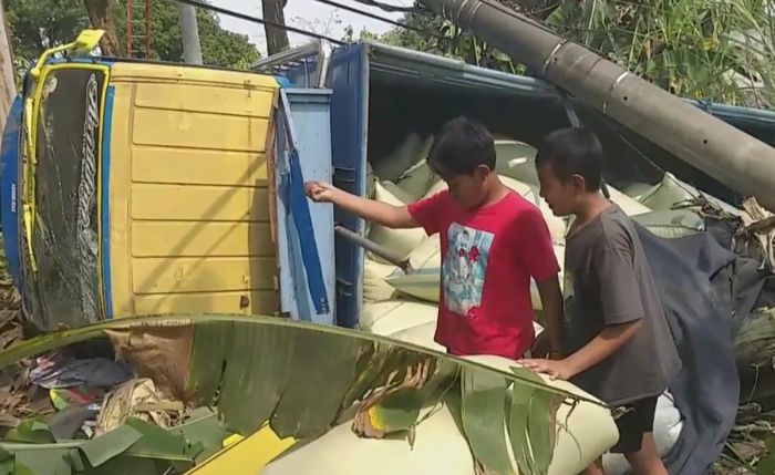 Truk Angkut Gabah Terjun ke Sawah Usai Tabrak Warung, Motor, dan Tiang Listrik