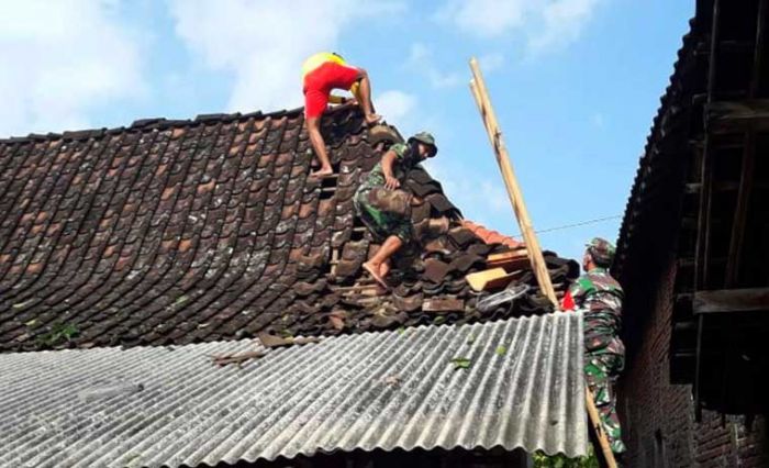 Angggota Koramil Kendal Bersama Warga Perbaiki Rumah yang Rusak Usai Diterjang Angin Kencang