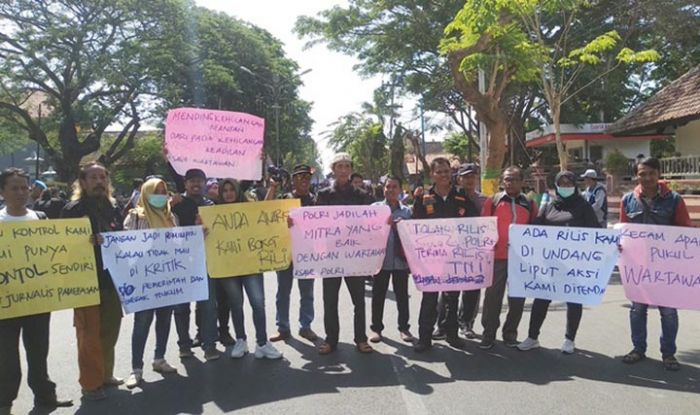 Gelar Aksi Solidaritas, Jurnalis di Pamekasan Bentangkan Poster Sentil Polri